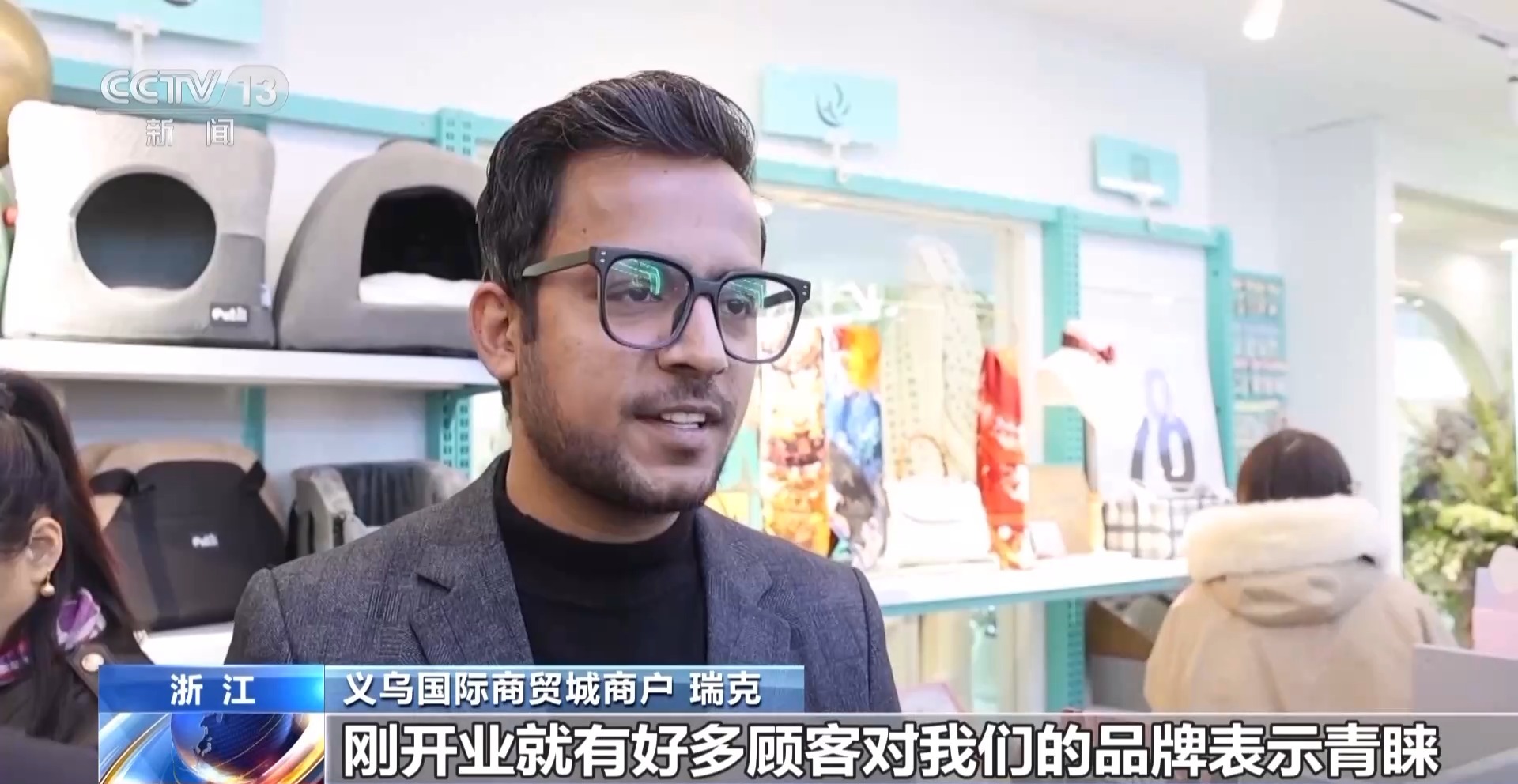 “船” 义乌中国小商品城“品牌出海”记冰球突破网站新春走基层丨给商户造一艘(图9)