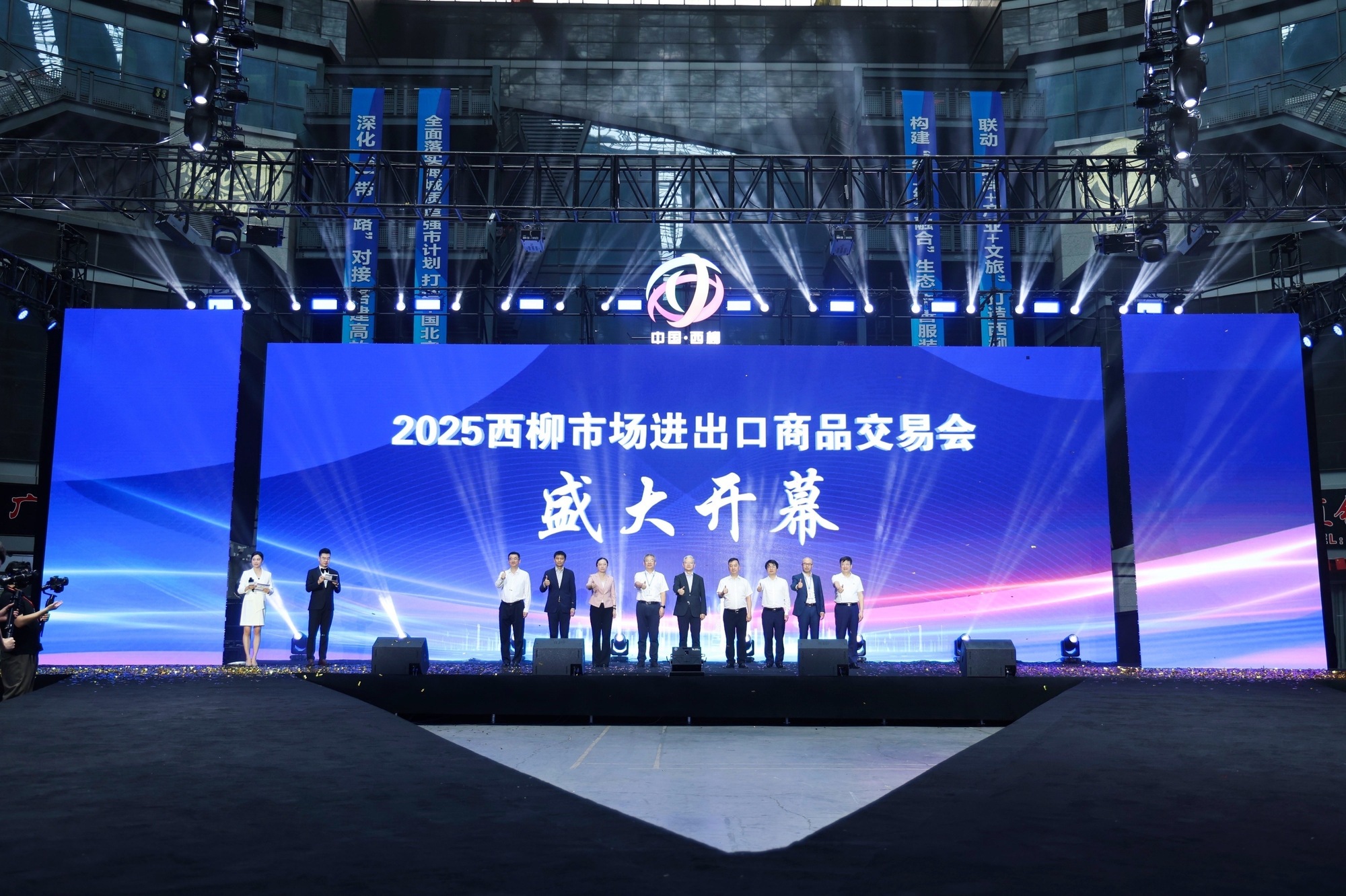 口商品交易会暨西柳国际服装周启幕冰球突破网站2025西柳市场进出(图1)